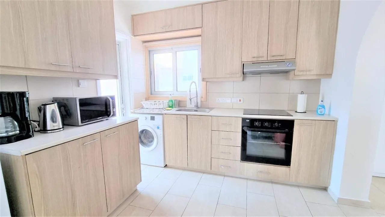 Spacious Lightflooded 2Br Apt / Near Center & Harbour Larnaca Apartment